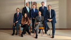 Les associés de Pictet: (de gauche à droite) - Assis: François Pictet, Elif Aktuğ, Marc Pictet (associé senior) et Laurent Ramsey. Debout: Raymond Sagayam, Sébastien Eisinger and Sven Holstenson.