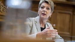 «Même si nous révisons la réglementation, même si nous tirons les leçons de la crise du Credit Suisse, il n'y a pas de garantie à 100%. Toutes les crises sont différentes»: la ministre des finances Karin Keller-Sutter.