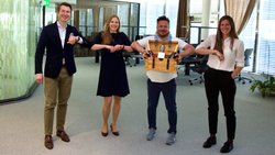 Das glückliche Gewinnerteam 2020 (v.l.n.r.:) Arnold Löw, Swiss Re, Market Head Switzerland & Netherlands; Annina Bracher, Swiss Re, Senior Solutions Manager; Rocco Minelli, Automate, CEO & Co-Founder; Pia Burghartz, Swiss Re, Automative & Mobility Solutions Manager.