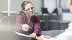 Die orchestrierte Customer Journey dreht das Prinzip um: Nicht der Kanal bestimmt den Kontakt, sondern der Kundenkontext bestimmt den Kanal. 