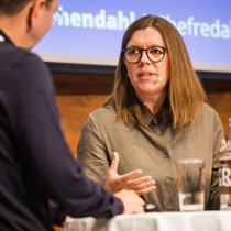 Kathrin Huber, Generalsekräterin der Konferenz der kantonalen Gesundheitsdirektorinnen und -direktoren (GDK) im Gespräch mit HZ-Insurance-Chefredaktor Andrea Hohendahl am HZ Insurance Health Summit 26 in Zürich.