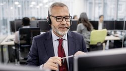 Als Kontakt des Kunden und der versicherten Personen übernimmt der Broker die zentrale Funktion der Beratung und entlastet damit die Anbieter von diesen Aufgaben.
