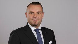 Tauland Ahmetaj hat sich gleich auf drei Schienen weiterentwickelt: Familienplanung, Karriere bei der AXA im Aussendienst sowie Weiterbildungen.