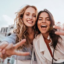 Auf gute Freundinnen und Freunde ist meistens Verlass - auch in Versicherungsfragen.