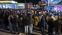 Plusieurs centaines de personnes en deuil se sont rassemblées à Crans-Montana le soir du Nouvel An pour rendre hommage aux victimes de l'incendie.
