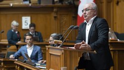Pierre-Yves Maillard, SP-VD, und Andri Silberschmidt, FDP, (hinten) sind anderer Meinung.