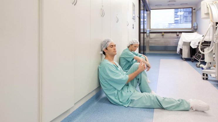 Tra i medici svizzeri, il livello di esaurimento rimane critico.