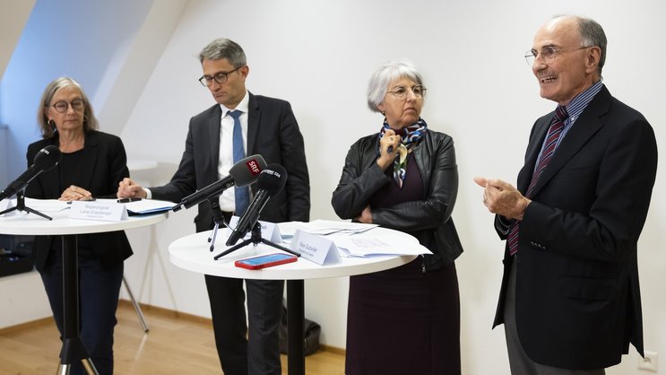 Le président de Prio.Swiss, Felix Gutzwiller (à droite), s'exprime aux côtés de la conseillère fédérale Elisabeth Baume-Schneider, de Lukas Engelberger, directeur de la santé du canton de Bâle-Ville, et de la présidente de la FMH, Yvonne Gilli, lors de la conférence de presse qui a suivi la table ronde à Berne.
