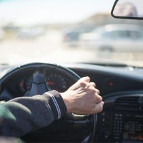 Alter, Staatsangehörigkeit oder Wohnort haben entscheidenden Einfluss auf die Höhe der Prämien in der Autoversicherung.