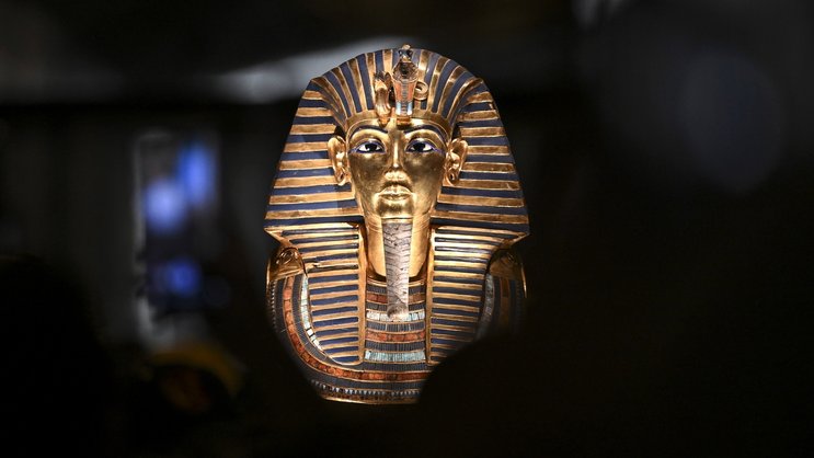 Le masque doré du roi Toutânkhamon est exposé au Grand Musée égyptien lors de l'ouverture du musée le 4 novembre 2025.