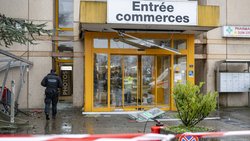 Une operation de police en cours devant le centre commercial Migros «Expo Centre» suite a une tentative de vol par effraction sur le bancomat le samedi 7 decembre 2024 a Montagny-pres-Yverdon.