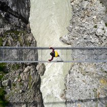 Die Brücke in die Zukunft jetzt bauen: Agentic AI, also selbstagierende künstliche Intelligenz, schafft Haftungslücken. Um die drohende Responsibility-Gap zu schliessen, braucht es innovative Rezepte der Assekuranz.