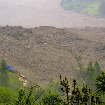 Accompagné d'une immense onde de choc, on estime que trois millions de mètres cubes de matériaux rocheux ont enseveli mercredi, avec le glacier du Birch, le village de Blatten.