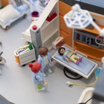 Playmobil-Spital: Für viele Schweizerinnen und Schweizer sind die steigenden Krankenkassenprämien eine grosse Sorge.