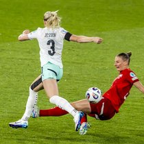 Les footballeuses se blessent plus souvent et différemment des hommes: la joueuse de l'équipe nationale suisse Julia Stierli (à droite) pendant le match de groupe contre l'Islande au stade du Wankdorf à Berne.