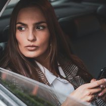 Malgré des primes plus élevées, les automobilistes restent majoritairement fidèles à leur assurance.