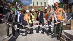 Cérémonie de pose de la première pierre de l'immeuble résidentiel situé aux numéros 2, 4 et 6 du Dohlenweg, à Zurich. 
