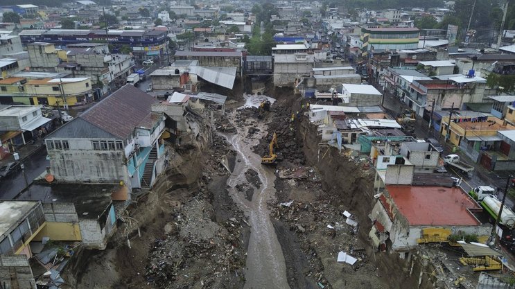 Während ganze Landstriche infolge des Phänomens El Niño von Trockenheit heimgesucht werden, kämpfen andere Gegenden mit den Folgen starker Regenfälle: Schwere Erdrutsche Anfang Oktober in Guatemala.