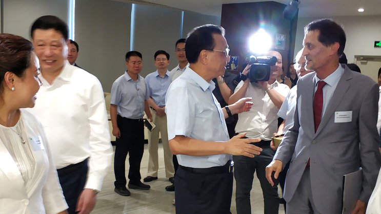 Historischer Moment im IfFP Swiss Wealth Management Professional Training Center in Shanghai: Felix Horlacher (r.) begrüsst Chinas Premierminister Li Keqiang.
