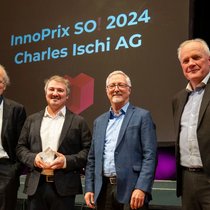 Jürg Liechti, président du conseil de fondation InnoPrix SO!, les lauréats Arwid Ischi et Charles Ischi ainsi que Jürg Ritz, directeur de la Fondation InnoPrix SO! (de g. à dr.).