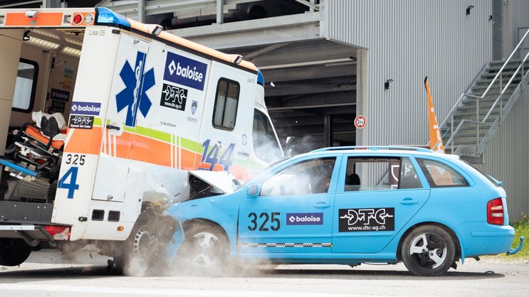 Une voiture s'écrase contre une ambulance: la sécurisation correcte des occupants est également très importante dans une ambulance.