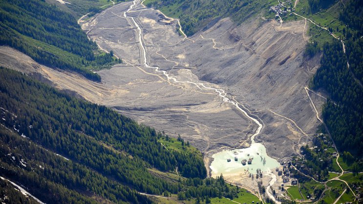 Blatten ein Jahr nach dem Bergsturz: Der Elementarschadenpool hat seine zentrale Funktion als Stabilitäts- und Ausgleichsmechanismus bei lokal konzentrierten Naturereignissen erneut unter Beweis gestellt.