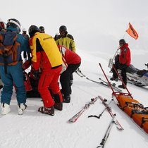 Chaque année, environ 35'000 accidents de sports d'hiver (ski et snowboard) entraînent une perte de temps de travail équivalente à environ 3300 années de travail.