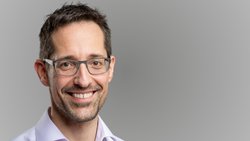 Théo Kaeser, Leiter HR Allianz Suisse, ist überzeugt: Etwas mehr als die Hälfte der Zeit vor Ort zu arbeiten, ist wichtig für den Zusammenhalt als Unternehmung.
