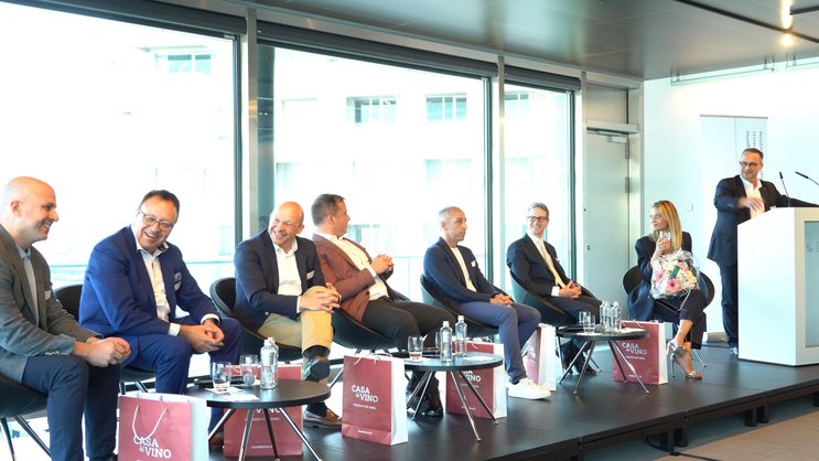 Ambiance décontractée lors de la table ronde du 7e congrès de la FSAGA à Lugano.