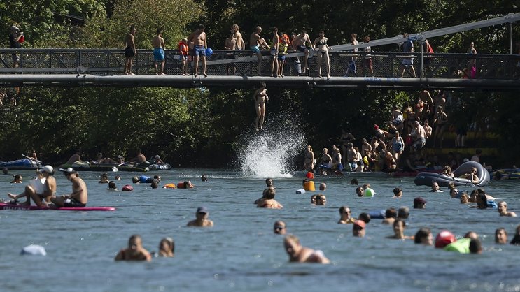 Ceux qui en ont eu l'occasion se sont aventurés dans l'eau fraîche ce week-end: l'Aar près de Berne.