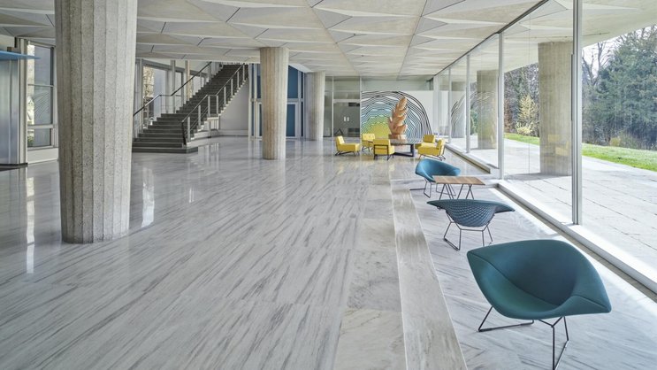 Der Innenausbau wurde vom Büro CCHE realisiert, das für die Auswahl von Materialien, Farben und Mobiliar verantwortlich zeichnete.