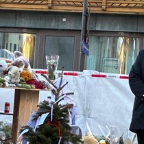 La procureure générale du canton du Valais, Beatrice Pilloud, ici samedi à Crans-Montana lors d'une minute de silence en mémoire des victimes de l'incendie, a ouvert une enquête pénale contre les deux gérants du bar.