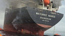 Les risques de guerre liés au conflit avec l'Iran se limitent pour l'instant à l'assurance maritime: le cargo «Mayuree Naree», battant pavillon thaïlandais, dans le détroit d'Ormuz après avoir été pris pour cible par des tirs de missiles iraniens.