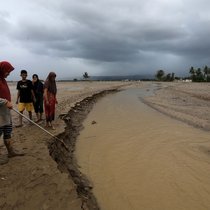 Une zone ouverte recouverte de boue et d'eau dans un village touché par les inondations dans la région de Meureudu, à Pidie Jaya, Aceh, en Indonésie.
