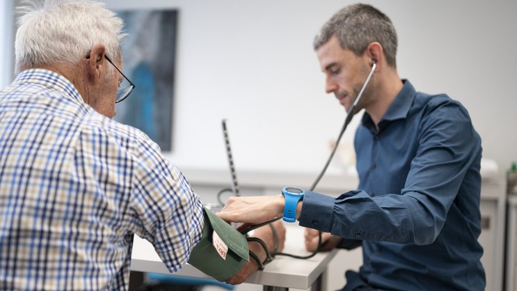Les personnes aux revenus modestes ont tendance à recourir davantage aux prestations médicales.