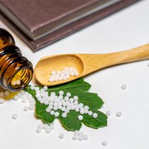 Die obligatorische Krankenpflegeversicherung übernimmt die Kosten für Homöopathie weiter.