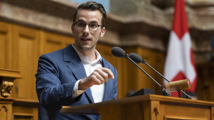 «Si une opération de la hanche qui doit être répétée après deux ans par manque de qualité n'est bon ni pour les patients, ni pour les hôpitaux»: Conseiller national Andri Silberschmidt .