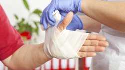 Pflegeexpertinnen und Pflegeexperten APN sollen bestimmte medizinische Leistungen in Zusammenarbeit mit einem verantwortlichen Arzt oder einer verantwortlichen Ärztin erbringen.