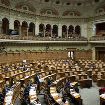 Viele leere Plätze im Nationalratssaal während der Debatte zur Initiative für eine 13. AHV-Rente.