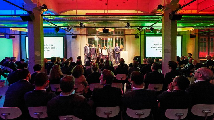 Das Gewinnerteam der Basler Versicherungen holt sich seinen «Innovationspreis der Schweizer Assekuranz» 2017 ab.