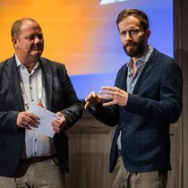 HZ-Insurance-Redaktor Bernd de Wall im Gespräch mit Julian Kramer, AI-Evengelist bei Adobe, am HZ Insurance Forum 26 in Zürich.