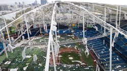 Dommages causés par l'ouragan Milton au stade Tropicana Field à St. Petersburg, Floride.