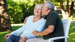 Die Partnerin oder der Partner ist im Rentenalter eine wichtige Vertrauensperson.