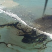 Grossschäden wie der Ölaustritt aus dem auf Grund gelaufenen Massengutfrachter MV Wakashio vor der Küste von Mauritius im August 2020 könnten mit KI-Lösungen wie von Concirrus künftig genauer analysiert werden.