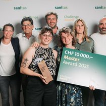 Les lauréats du Sanitas Challenge Award Master 2025 avec Andreas Schönenberger, CEO de Sanitas (à gauche).