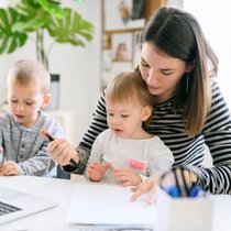 Les parents isolés disposent non seulement de moins de ressources financières, mais ils sont également en retard par rapport aux familles en matière de connaissances en matière de prévoyance.