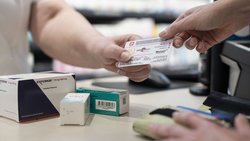 Ärztinnen, Apotheker und Spital-Leitungen geben nur einen Teil ihrer Rabatte weiter.
