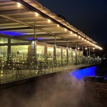 Das Restaurant Schwellenmätteli an der Aare in Bern in winterlicher Atmosphäre.