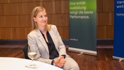 Glückliche Siegerin: Chiara Schütt, Finanzberaterin des Jahres 2021.