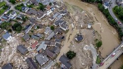 Unternehmen müssen lernen, mit den zunehmenden Naturgefahren umzugehen: Die Ortschaft Schuld an der Ahr in Rheinland-Pfalz nach dem verheerendem Hochwasser von Mitte Juli 2021.
